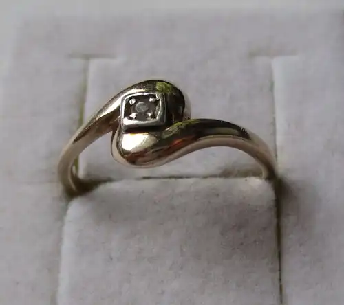 Charmanter 333er Gold Ring mit kleinem Edelstein (110097)