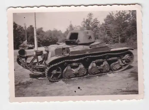 70837 Original Foto zerstörter französicher Panzer Hotchkiss H-39 im 2.Weltkrieg