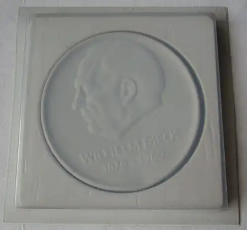 DDR Porzellan Medaille VEB Wohnungsbaukombinat Wilhelm Pieck Suhl (129368)
