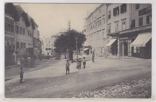 92553 AK Gmunden - Oberer Marktplatz mit Geschäften und spielende Kinder 1912