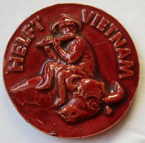 DDR Keramik Medaille Helft Vietnam, Vietnamese auf totem Rind (112914)