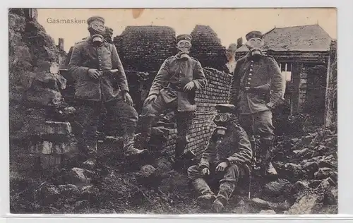16393 Foto AK vier Soldaten in zerbombter Stadt mit  Gasmasken Weltkrieg