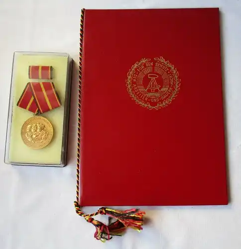 DDR Verdienstmedaille der NVA Nationale Volksarmee Gold + Urkunde 1983 (117922)