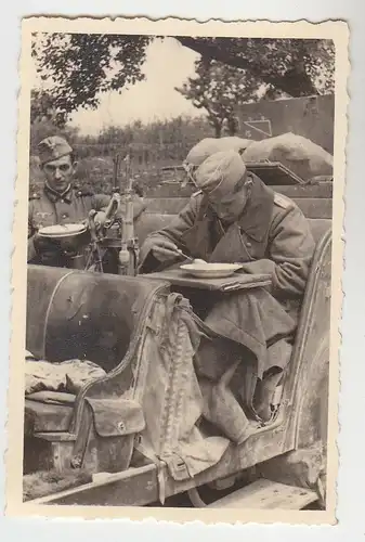 69763 Original Foto Deutsche Soldaten essen im Jeep im 2.Weltkrieg