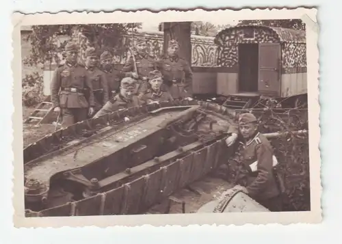 37919 Foto französischer Panzer Tank im Graben liegend im 2.Weltkrieg