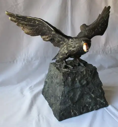 Dekorative alte Bronzeplastik Adler auf Fels mit echtem Hornschnabel (110372)