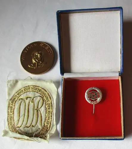 Konvolut aus DDR Medaille Vietnam siegt, Sportabzeichen + Abzeichen DTSB /100555