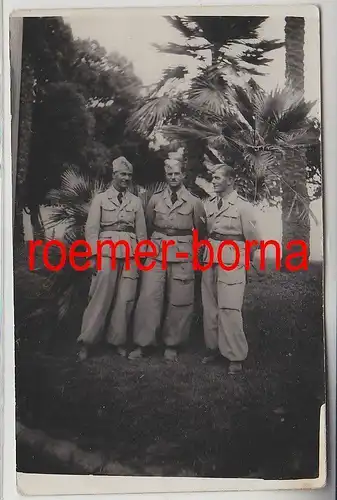 76011 Foto Ak 3 Soldaten Fallschirmjäger auf Kreta? im 2.Weltkrieg