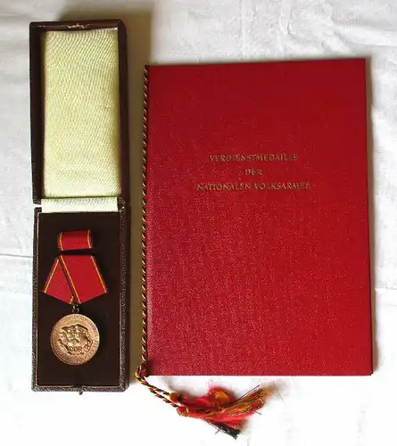 DDR Verdienstmedaille der NVA Bronze Stasi + Urkunde Mielke 1966 (122194)
