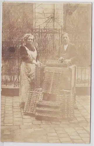 86916 Foto Ak Korbflechter bei der Herstellung von Flaschenbehältern um 1920