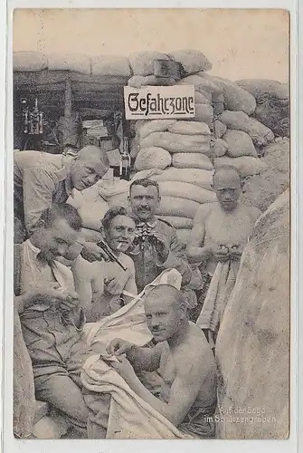 69022 Ak Deutsche Soldaten im Schützengraben mit Pistole 1.Weltkrieg um 1915