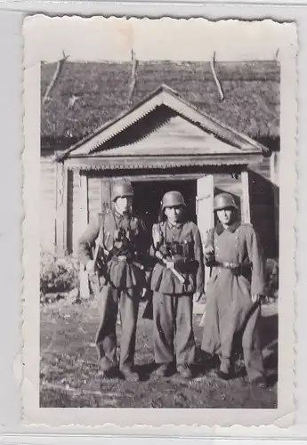 87728 Orig. Foto 3 Soldaten mit Handgranaten im Koppel 2.Weltkrieg