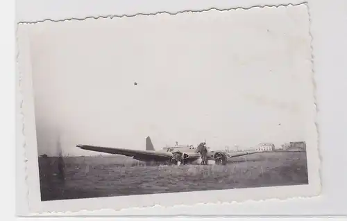 26701 Orig. Foto 2 Soldaten in abgeschossenem Flugzeug Wrack 2.Weltkrieg