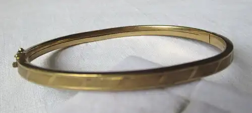 Eleganter Armreif aus 333er Gold mit graviertem Rand (120889)