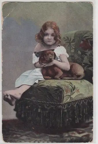 94051 Künstler AK Mädchen streichelt ihren Dackel auf einem Hocker 1903