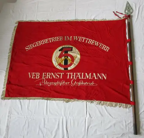 DDR Fahne VEB Ernst Thälmann Polygraph. Großbetrieb Siegerbetrieb (132181)