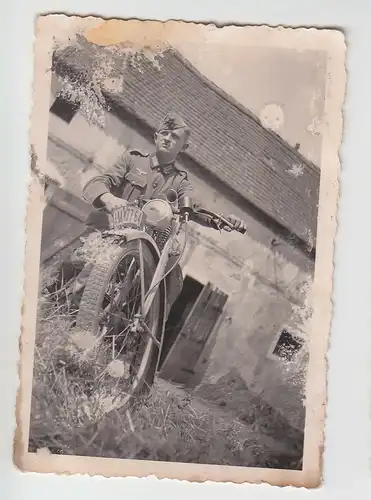 67192 Foto Deutscher Soldat mit Motorrad mit Kennung im 2.Weltkrieg