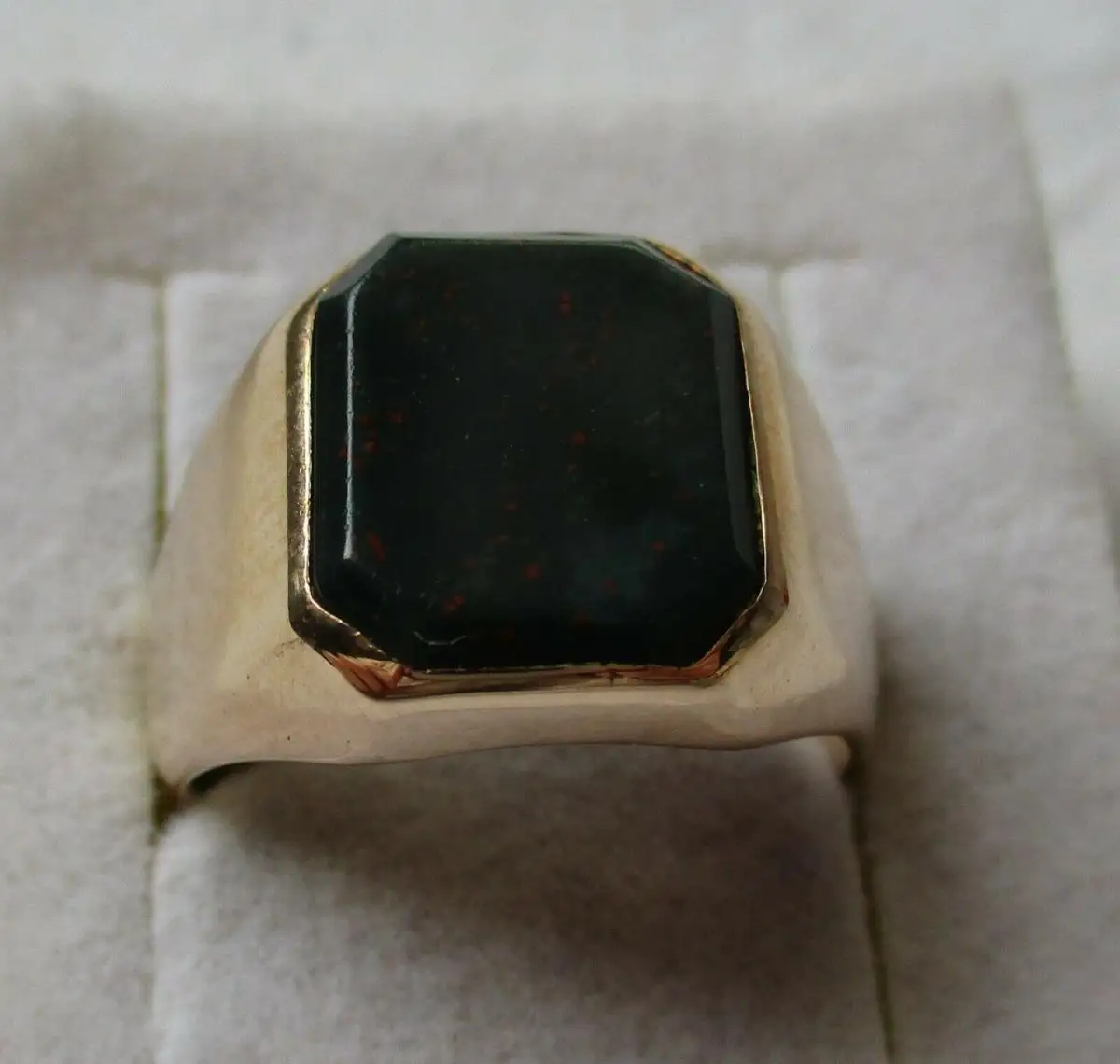 wunderbarer 585er Gold Herrenring mit blickdichtem dunkelgrünen Stein (126020) 0