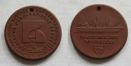 DDR Medaille Meissner Porzellan Traditionsschiff Typ Frieden (142436)