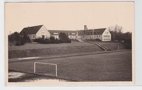 91023 Foto AK  Werdau (Sachsen) - Sportschule mit Sportplatz 1950
