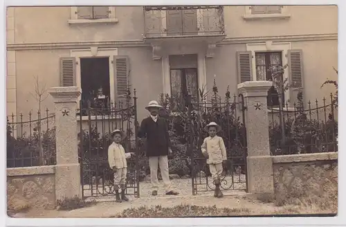 902159 Foto Ak Martigny Schweiz Familie vor Wohnhaus 1916