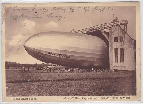 44633 Ak Friedrichshafen a.B.Luftschiff Graf Zeppelin wird aus der Halle gezogen