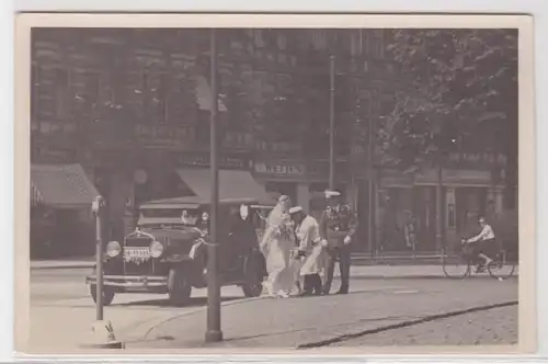 28672 Foto altes Automobil als Hochzeitswagen um 1930