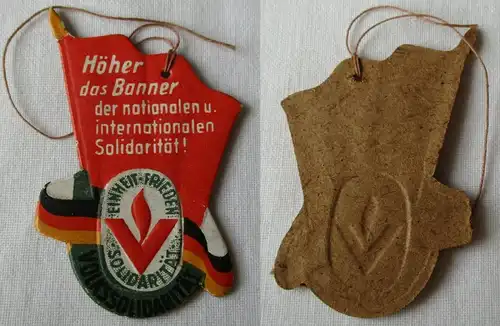 DDR Abzeichen - Volkssolidarität - Höher das Banner - aus Pappe um 1950 (154203)