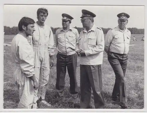 98330 Foto DDR General der NVA besucht GST Fallschirmspringer um 1980