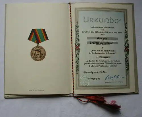 Urkunde zur Medaille für treue Dienste in der NVA in Bronze 1963 Dame (120052)