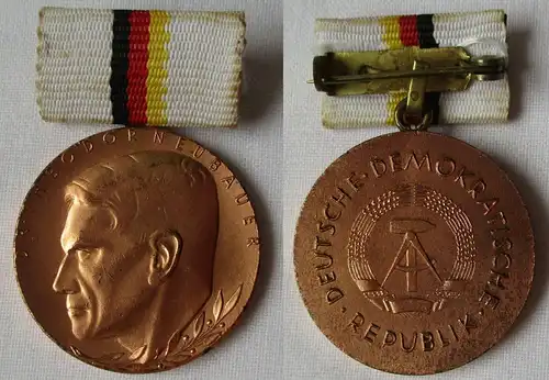 DDR Orden Dr. Theodor Neubauer Medaille in Bronze im Etui Bartel 178d (112224)