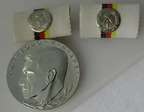 DDR Orden Dr. Theodor Neubauer Medaille in Silber im Etui Bartel 177g (116126)