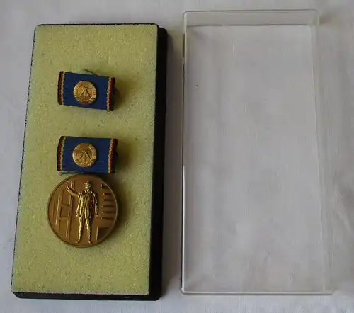 DDR  Medaille verdienter Bauarbeiter der DDR Bartel 92 b (161763)