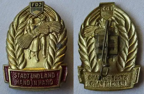 DDR Abzeichen FDJ Erntenadel "Stadt und Land Hand in Hand" um 1954 (161820)