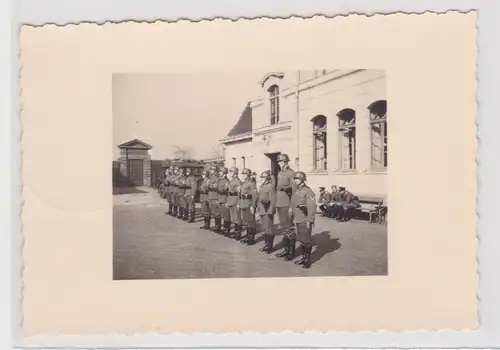 55836 Foto Kasernenhof Aufstellung mit großem Soldat Kaserne Perleberg? um 1940