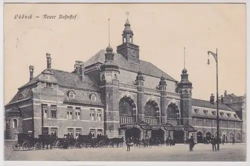 62806 AK Lübeck - Neuer Bahnhof davor Pferdekutschen 1910