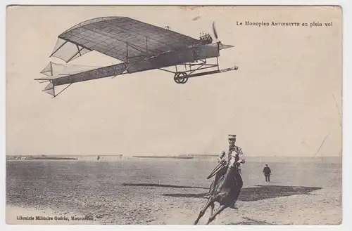 64827 Militär Feldpost AK Eindecker Antoinette im vollen Flug davor Reiter 1915