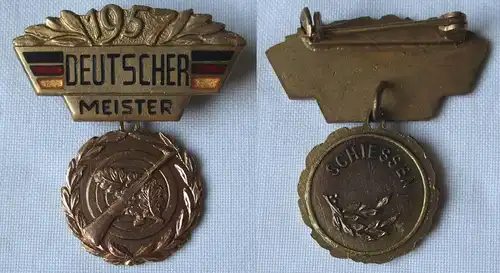 DDR Abzeichen Sport Deutscher Meister 1957 im Schiessen Gewehr (162760)