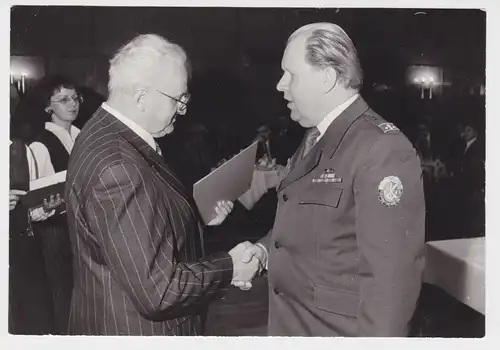98219 Foto DDR staatliche Auszeichnung an GST Offizier um 1980