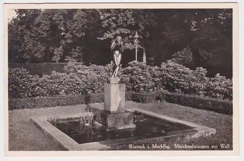 42017 Ak Rostock in Mecklenburg - Märchenbrunnen am Wall 1937