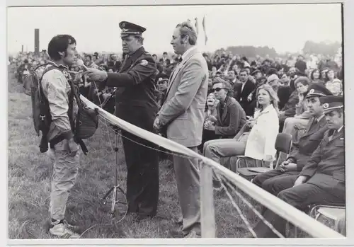 98324 Foto DDR Fallschirmspringer GST wird interviewt um 1980