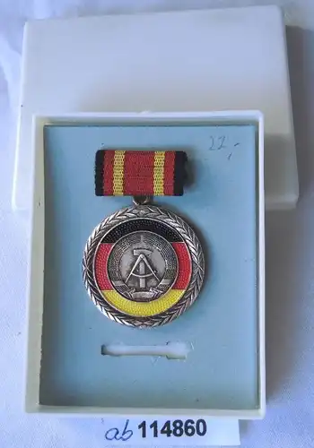 alte versilberte Verdienstmedaille der DDR im Etui  (114860)