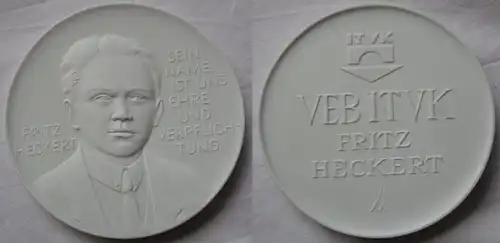 weiße DDR Porzellan Medaille VEB ITVK Fritz Heckert Karl Marx Stadt (157951)