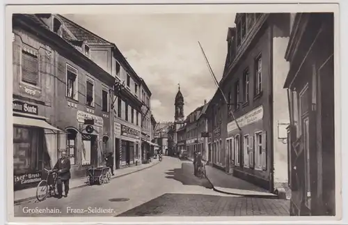 902401 Ak Großenhain Franz Seldtestrasse mit Geschäften um 1940