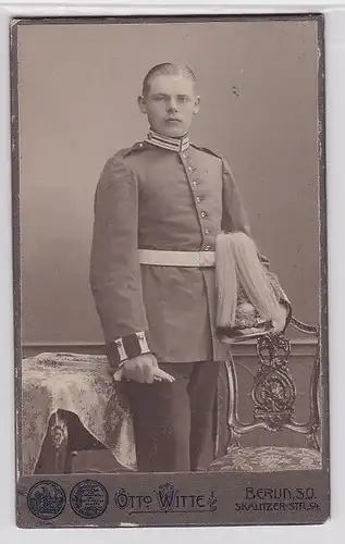 47393 Original Kabinett Foto Soldat Berlin mit Garde Paradehelm um 1915