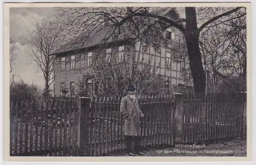902808 Ak Wilhelm Busch vor dem Pfarrhaus in Mechtshausen um 1940