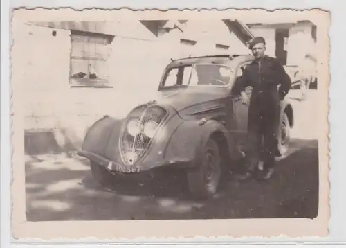 82740 Original Foto Peugeot 402 mit deutschem Soldaten in Kriegsgefangenschaft