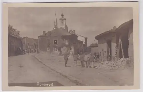 900477 Foto Ak Apremont Soldaten vor zerstörten Ort im 1.Weltkrieg