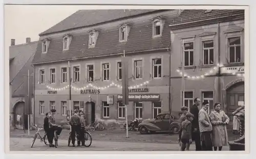 50228 Foto Ak Kohren Sahlis Markt mit sozialistischer Propaganda um 1950