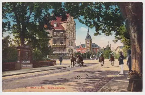 97516 Ak Grimma in Sachsen Bahnhofstraße mit 2 Husaren zu Pferd um 1915